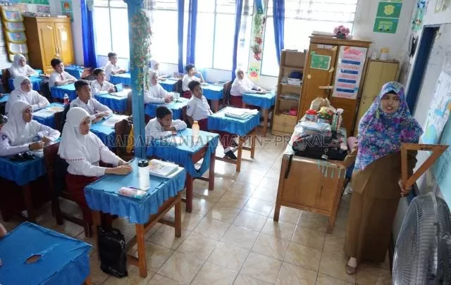 KANGEN SEKOLAH: Pembukaan sekolah di Banjarmasin digelar bertahap. SMP dulu, SD belakangan. Foto diambil di salah satu SD di Banjarmasin Selatan, sebelum pandemi. | FOTO: WAHYU RAMADHAN/RADAR BANJARMASIN