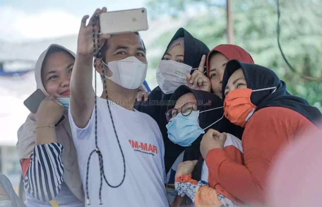 SYAFRUDDIN : Calon Bupati Tanbu Syafruddin H Maming foto bersama pendukungnya. |  Foto Istimewa For Radar Banjarmasin.