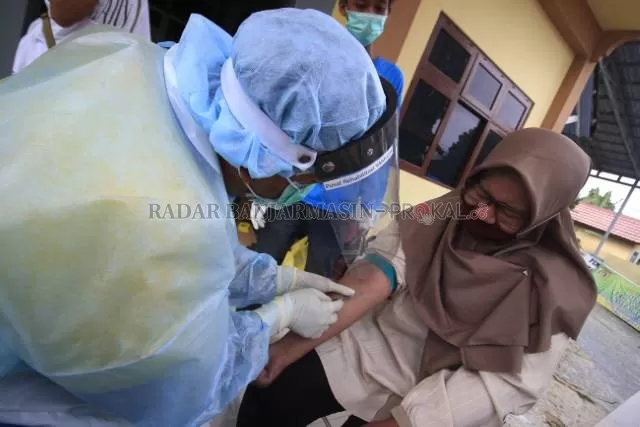 LIBUR PANJANG: Salah seorang warga Banjarbaru diambil sampel darahnya ketika menjalani rapid test beberapa waktu lalu. | Foto: Muhammad Rifani/Radar Banjarmasin