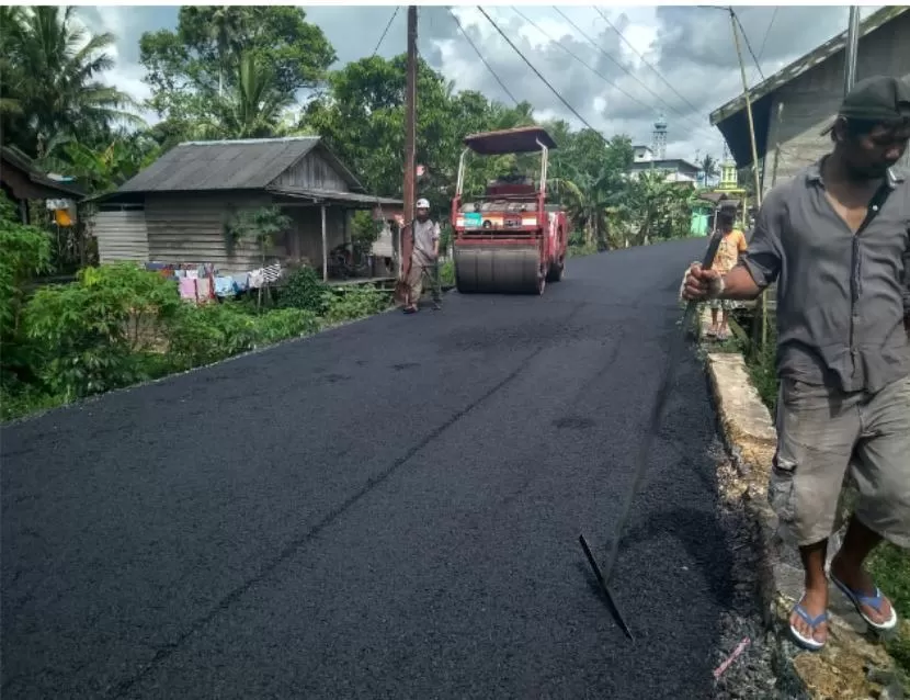 BANGUN JALAN: Pembangunan infrastruktur jalan di Kabupaten Tanbu memberikan dampak positif bagi peningkatan perekonomian warga.