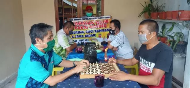 SAMBIL NGOPI: Para atlet catur tuna netra (catur tunet) binaan NPC Kalsel rajin latihan untuk meraih prestasi terbaik di Peparnas XI Papua 2021 mendatang.