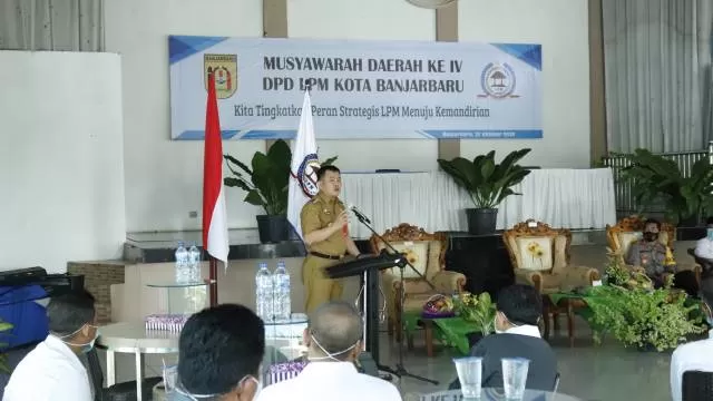 PEMBUKAAN: Penjabat Sementara (Pjs) Wali Kota Banjarbaru, Dr Bernhard E. Rondonuwu menghadiri sekaligus membuka secara langsung kegiatan Musyawarah Daerah IV LPM Kota Banjarbaru Tahun 2020 pada Selasa (27/10).
