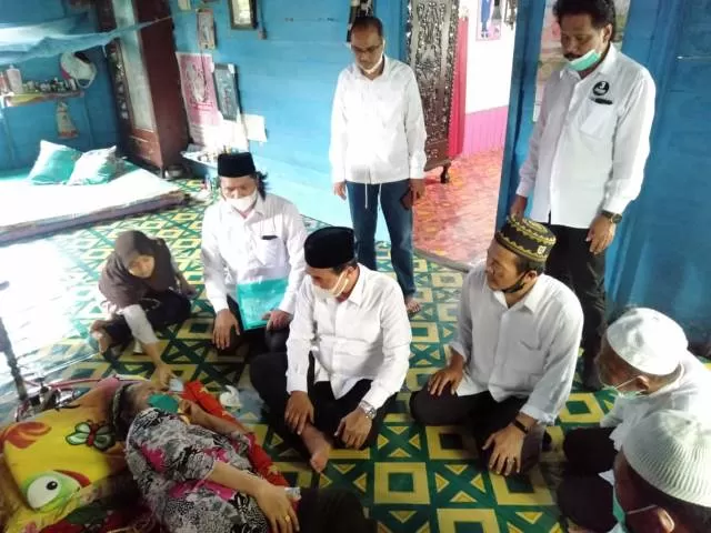 MENJENGUK : Cabup H M Zairullah Azhar menjenguk Hj Karniah (55) yang sedang terbaring sakit di dalam rumahnya di RT 1 Desa Pejala Kecamatan Kusan Hilir Kabupaten Tanah Bumbu.