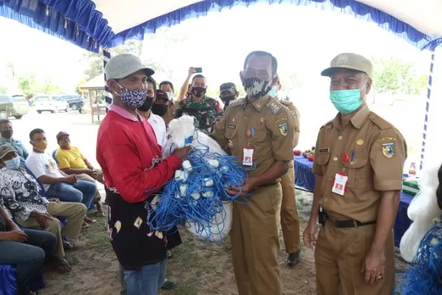 TANGKAP IKAN: Bupati Tala Sukamta secara simbolis menyerahkan bantuan alat tangkap ikan.