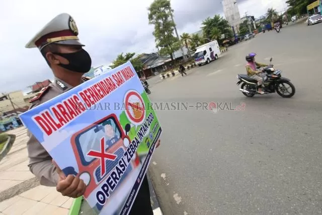 SOSIALISASI: Anggota Satlantas Banjarbaru menggelar sosialisasi di Bundaran Simpang Empat Banjarbaru.