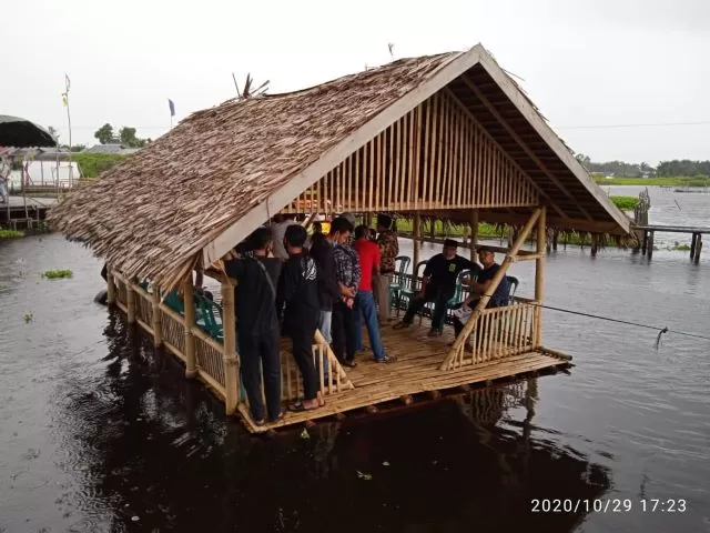 POTENSIAL: Calon Gubernur Kalsel Denny Indrayana  saat berkunjung ke lokasi  wisata Danau Hirang di Hulu Sungai Utara. | FOTO: TIM H2D FOR RADAR BANJARMASIN