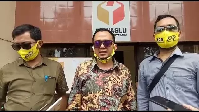 SAWER: Kuasa hukum SJA, Tri Warman (tengah) memberikan keterangan kepada wartawan, usai melapor di Bawaslu Kotabaru, Kamis (29/10).