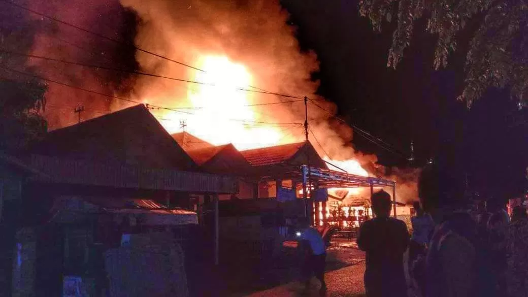 Api mengamuk di Patmaraga, dini hari tadi | Foto: IST