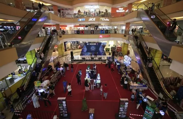 MENINGKAT 30 PERSEN: Q Mall Banjarbaru sebagai salah satu pusat perbelanjaan modern di Banjarbaru mulai ramai pengunjung di momen cuti bersama dan libur panjang. | Foto: Muhammad Rifani/Radar Banjarmasin