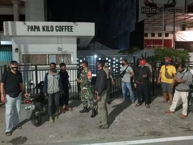 JADI GADUH: Polisi, TNI dan pengawas kecamatan mendatangi Papa Kilo Coff ee di Kampung Melayu pada Kamis (29/10) malam.  | FOTO: POLSEK BANJARMASIN TENGAH FOR RADAR BANJARMASIN