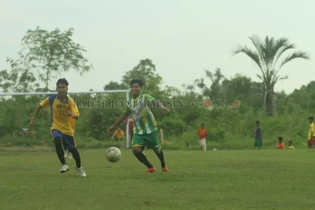 KEJAR BOLA: Duel antara AKT Jaya FC kontra KDN FC dalam lanjutan Liga Internal Peseban wilayah timur berhasil dimenangkan AK Jaya dengan dengan skor telak 6-2 di Lapangan Gelora Sundai, Kamis (29/10).