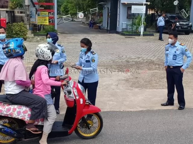 KARYA NAPI: Petugas Lapas Banjarbaru membagikan masker kain produksi narapidana. | Foto: Muhammad Rifani/Radar Banjarmasin