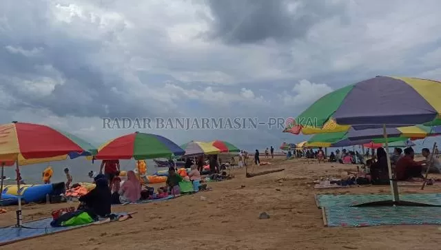POPULER: Pantai Takisung di  Kabupaten Tanah Laut selalu dipadati pengunjung lokal pada libur panjang. | FOTO: SUTRISNO/RADAR BANJARMASIN