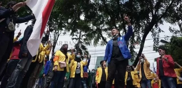 JILID TIGA: Unjuk rasa mahasiswa pada 20 Oktober lalu. Ini merupakan demonstrasi jilid ketiga menolak Omnibus Law di Banjarmasin. | Foto: Wahyu Ramadhan/Radar Banjarmasin