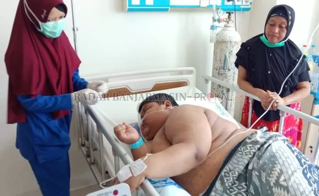 KELEBIHAN BOBOT: Ahmad Irwandi  dirawat di RS Boejasin pelaihari, Tanah Laut. Tubuhnya sulit bergerak karena mengalami obesitas. | FOTO: ARDIAN HAIRIANSYAH/RADAR BANJARMASIN