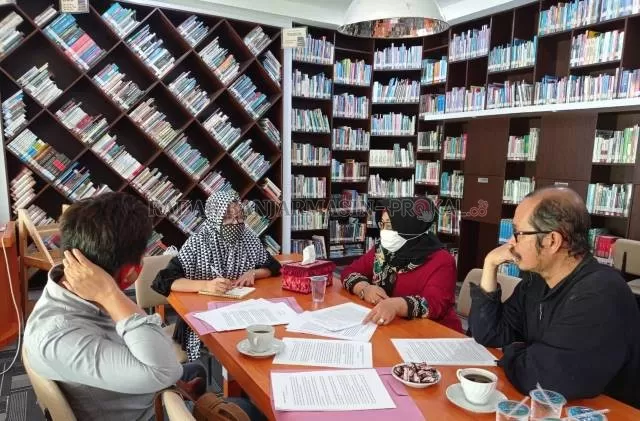 PILIH NASKAH: Para kurator saat menyeleksi naskah untuk buku Jalan Lapang Kebaikan Nadjmi Adhani di Kantor Pustarda Banjarbaru, (3/11). | FOTO: RANDU/RADAR BANJARMASIN