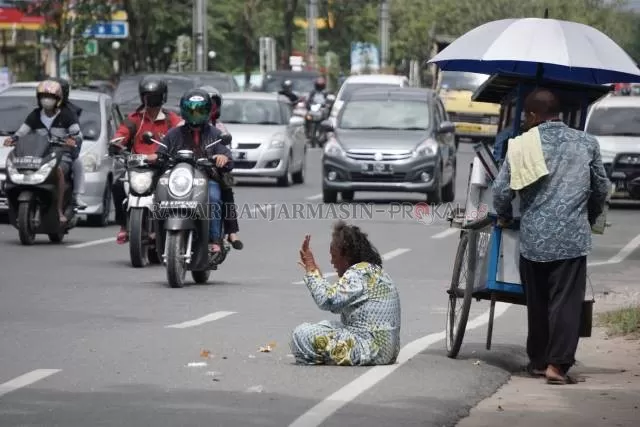 TERLANTAR: Pemandangan orang terlantar kian mudah ditemui di Banjarmasin. Foto diambil beberapa bulan yang lewat di Jalan Ahmad Yani kilometer 4,5. | Foto: Wahyu Ramadhan/Radar Banjarmasin