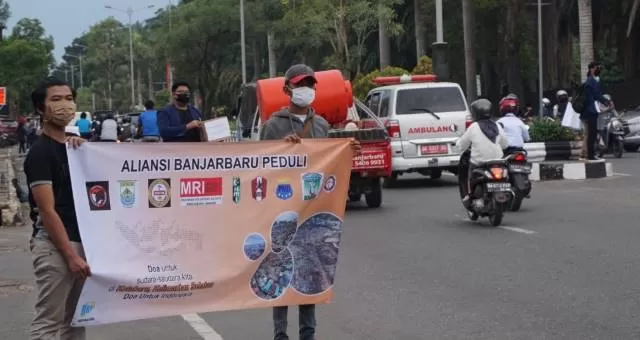 PEDULI: Aliansi Pemuda Banjarbaru dari berbagai organisasi pemuda, menggalang dana bersama relawan Radar Banjar Peduli di Jln A Yani 34,5 untuk membantu korban kebakaran. | Foto: RADAR BANJAR PEDULI