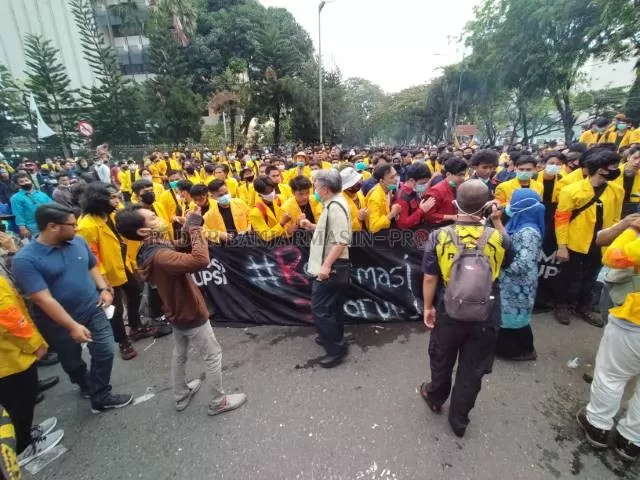 ASPIRASI: Pagi ini Fraksi Rakyat Indonesia akan berdemo di depan gedung wakil rakyat. | Foto: Wahyu Ramadhan/Radar Banjarmasin