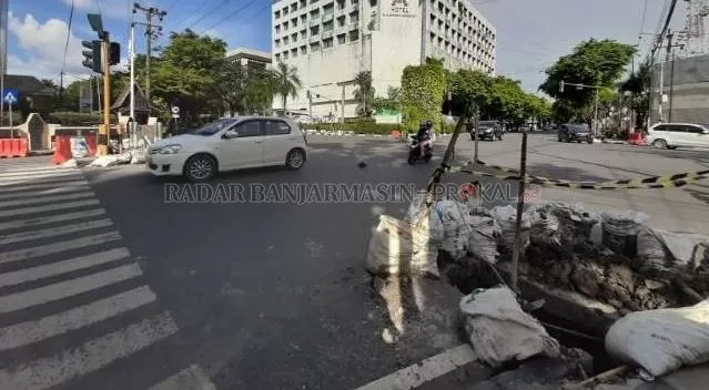 BUNDARAN KANTOR POS: Bongkaran di perempatan Jalan Lambung Mangkurat. Sejumlah traffic light di Banjarmasin bakal dibenahi Dishub | FOTO: WAHYU RAMADHAN/RADAR BANJARMASIN