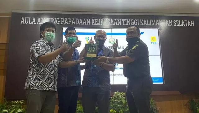 Dalam rangka Hari Listrik Nasional (HLN) ke - 75 Kejaksaan Tinggi Kalimantan Selatan mendapatkan penghargaan sebagai stakeholder terbaik dari PT PLN (Persero).