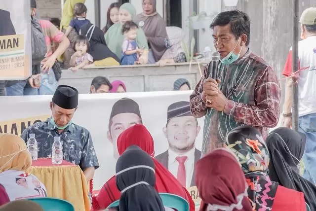 SEMANGAT: Tokoh masyarakat Kabupaten Tanah Bumbu Burhansyah saat menjadi juru kampanye pasangan Syafrudin H Maming - M Alpiya Rakhman.