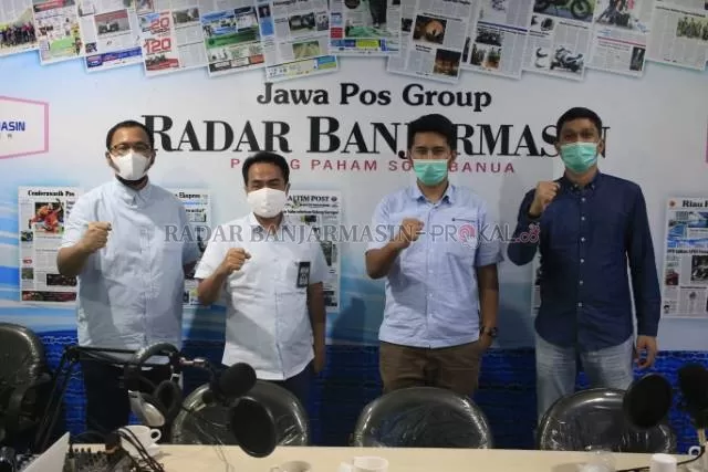 VISIT MEDIA: Manajemen dari PT Traktor Nusantara (kanan) berfoto bersama dengan Direktur Utama Radar Banjarmasin, Suriansyah Achmad (dua dari kiri) dan turut hadir Direktur TIKI Banjarmasin, Okky Sendi (paling kiri). | Foto: Muhammad Rifani/Radar Banjarmasin