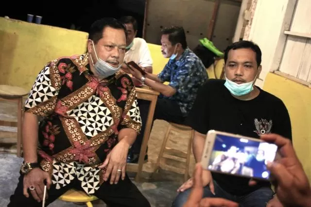 SANTAI: Gusti Iskandar (kiri) saat bertemu Aditya Mufti Ariffi n di sebuah kafe  di Banjarbaru, beberapa waktu lalu.
