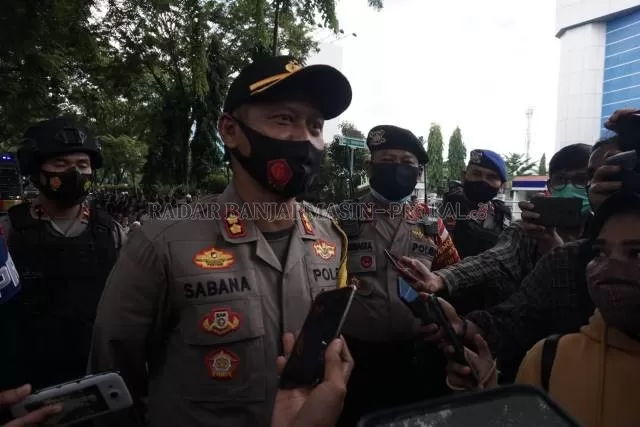 KONFIRMASI: Wakapolresta Banjarmasin AKBP Sabana Atmojo memberikan keterangan perihal penangkapan demonstran. | FOTO: WAHYU RAMADHAN/RADAR BANJARMASIN
