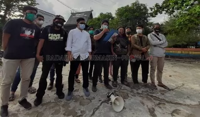 PERNYATAAN SIKAP: Setelah koordinator aksi dibebaskan, mahasiswa dan aktivis dari Fraksi Rakyat Indonesia memberikan keterangan pers di Museum Waja Sampai Kaputing, kemarin (6/11). | FOTO: WAHYU RAMADHAN/RADAR BANJARMASIN
