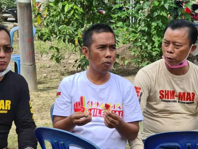 MENCICIPI: Disela kampanye di Desa Karang Indah, Kecamatan Angsana, Calon Bupati Tanbu Syafruddin H Maming (SHM) mencicipi cemilan yang dibuat warga setempat, Minggu (08/11).