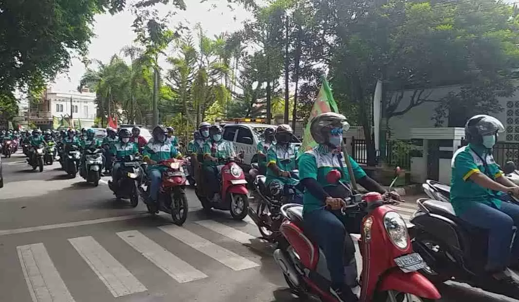 KONVOI : Ratusan buruh di Tabalong saat konvoi melakukan penolakan terhadap RUU Omnibuslaw dan UMP.  | Foto: Ibnu / Radar Banjarmasin