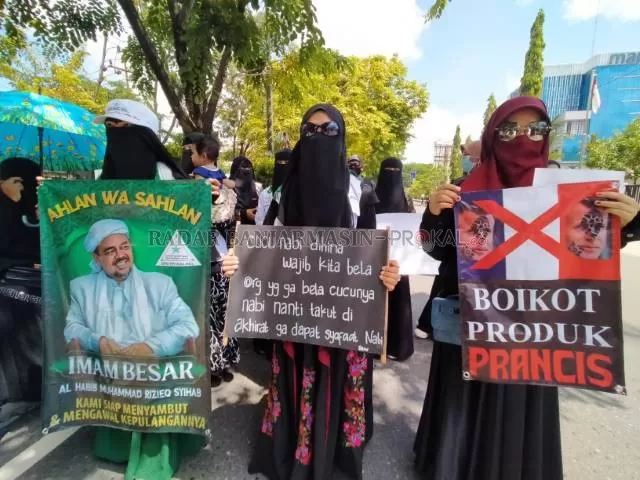 AHLAN WA SAHLAN: Aktivis FPI di Banjarmasin menyatakan selamat datang kepada Habib Rizieq Shihab yang pulang dari tanah suci. | FOTO: ENDANG SYARIFUDDIN/RADAR BANJARMASIN