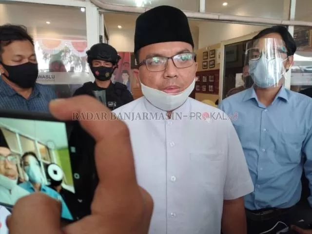 LAWAN PETAHANA: Denny Indrayana saat mengklarifikasi laporannya, (8/11). | FOTO: DOK/RADAR BANJARMASIN