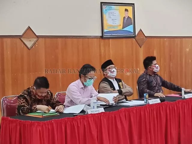 RONTOK LAGI: Denny Indrayana bersama tim hukumnya dalam sidang ajudikasi di Kantor Bawaslu Kalsel, kemarin. Laporannya kembali gugur karena dianggap tidak memenuhi syarat.   | FOTO: M OSCAR FRABY/RADAR BANJARMASIN