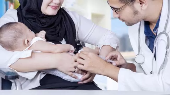 Ilustrasi memberikan vaksin pada anak. Foto: Shutterstock