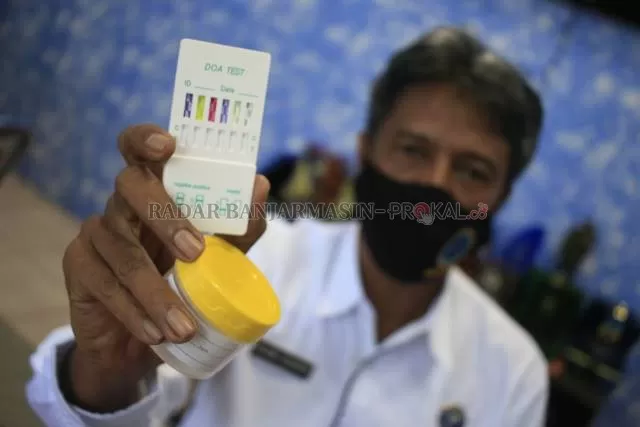 TES URINE: Pemohon SKHPN harus melewati tes urine terlebih dahulu. | Foto: Muhammad Rifani/Radar Banjarmasin