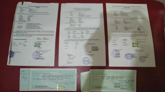 BARANG BUKTI: Sejumlah surat berharga diduga menjadi bagian perkara penipuan SY yang diamankan Polres Tabalong.