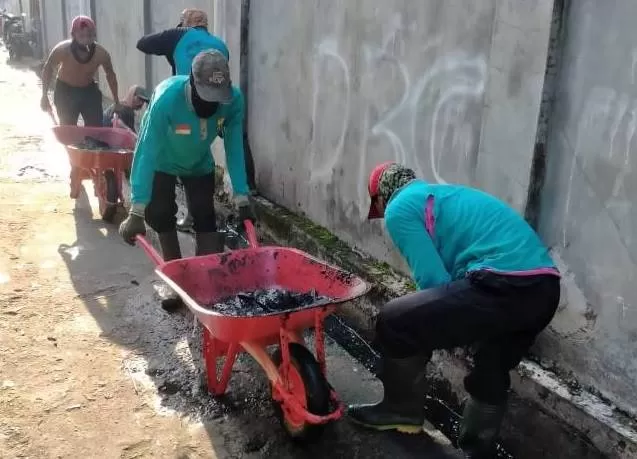 TURBO: Pasukan turbo dari Dinas PUPR membersihkan selokan Gang Bandaneira. Pasukan ini spesialis  pembersih sungai dan drainase. | FOTO: PUPR FOR RADAR BANJARMASIN