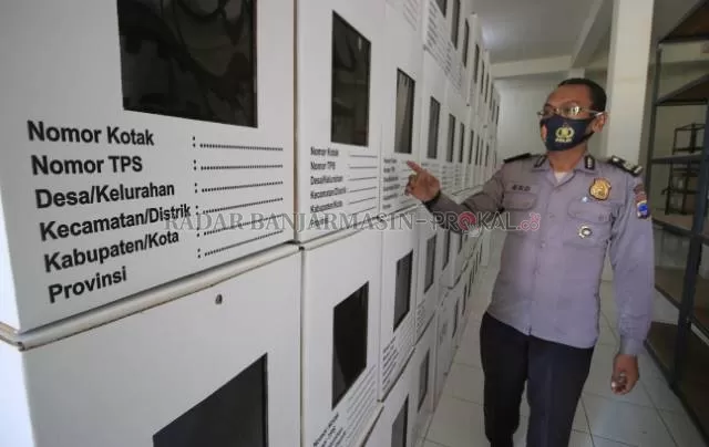 SUDAH DIRAKIT: Aparat kepolisian mengecek keamanan kotak suara untuk Pilkada 2020 yang disimpan di gudang logistik Pilkada 2020 Banjarbaru | Foto: Muhammad Rifani/Radar Banjarmasin
