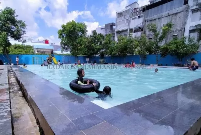 KOLAM ANAK: Memang tak seramai sebelum pandemi. Tapi kolam renang GOR Hasanuddin di Jalan Pangeran Antasari mulai kembali normal. | FOTO: MAULANA/RADAR BANJARMASIN