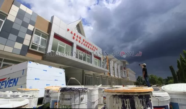 TAMPAK DEPAN: Bangunan utama pasar Bauntung di Jalan RO Ulin Banjarbaru telah rampung. Kini, pengerjaan hanya tersisa kurang lebih tiga persen dan direncanakan selesai akhir November 2020. | Foto: Muhammad Rifani/Radar Banjarmasin