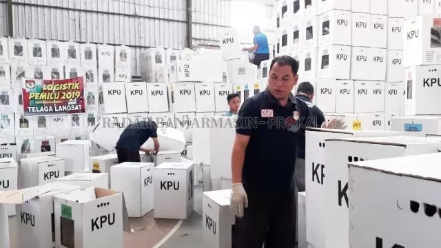 PESTA LIMA TAHUNAN: Petugas menurunkan logistik pada Pemilu 2019 silam di Hulu Sungai Selatan. Surat suara untuk Pilgub akan dikirim  hari ini. | FOTO: DOK/RADAR BANJARMASIN