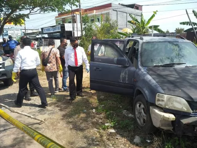 TKP: Dalam mobil yang terparkir di pinggir Jln A Yani Km 15 Gambut inilah, Jumat (13/11) lalu jasad Mr X ditemukan. | Foto: ISTIMEWA