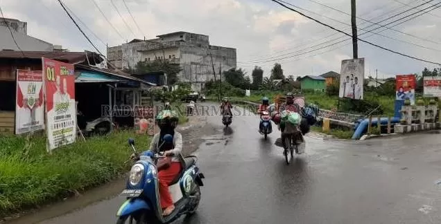 BERTEBARAN: APK kandidat Pilwali dan Pilgub memenuhi pertigaan Jalan Tembus Mantuil, Banjarmasin Selatan. | FOTO: WAHYU RAMADHAN/RADAR BANJARMASIN