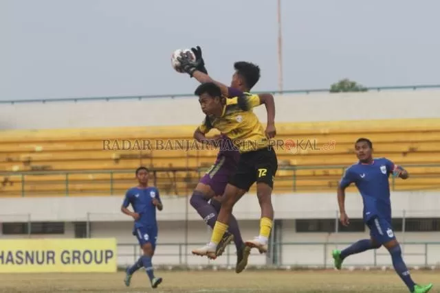 JAGA KONDISI: Striker muda Barito Putera Kahar Muzakkar berlatih bersama pemain Persebaya Surabaya Irfan Jaya di kampung halamannya.