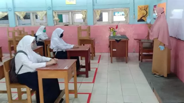 BARU SIMULASI: SMPN 1 Banjarbaru melakukan simulasi pembelajaran tatap muka pekan lalu. Dalam simulasi, pihak sekolah hanya melibatkan 18 siswa siswi. | Foto: SMPN 1 Banjarbaru for Radar Banjarmasin