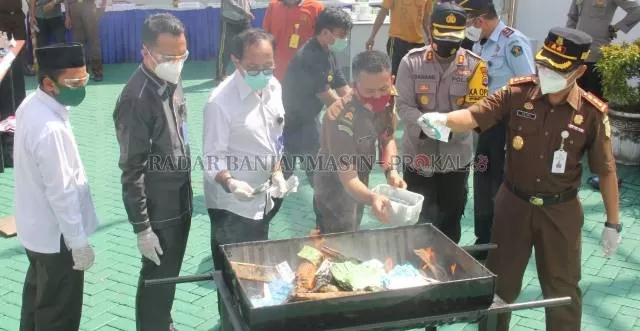 PEMUSNAHAN: Agenda pemusnahan barang bukti yang sudah inkrah di halaman kantor Kejaksaan Negeri HST, Rabu (17/11). | Foto: JAMALUDDIN/RADAR BANJARMASIN