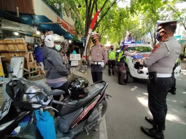 DITINDAK: Pengendara yang kedapatan parkir di bahu Jalan Pangeran Samudera ditindak petugas gabungan, kemarin (18/11). | FOTO: WAHYU RAMADHAN/RADAR BANJARMASIN