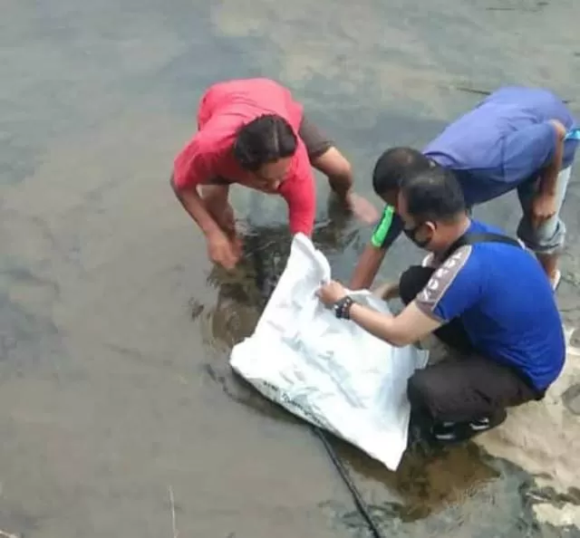 TEGA: Warga Desa Hantakan Kabupaten Hulu Sungai Tengah dihebohkan dengan penemuan mayat bayi yang mengapung di sungai setempat, Selasa (17/11) sore.